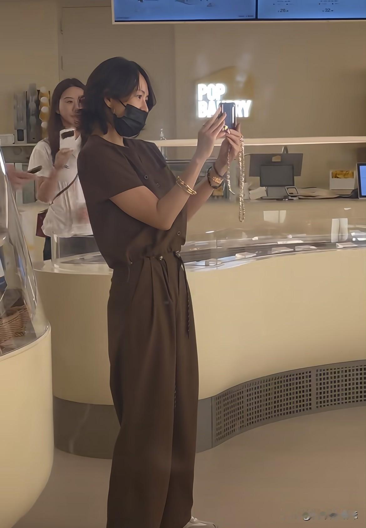 章子怡也吃小镇食堂后面的是她的侄子侄女！短发后有些显年纪了，怪不得