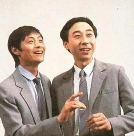 1988年，相声演员刘伟不顾师父反对，坚决要移民出国。马季气得拍了桌子，“国