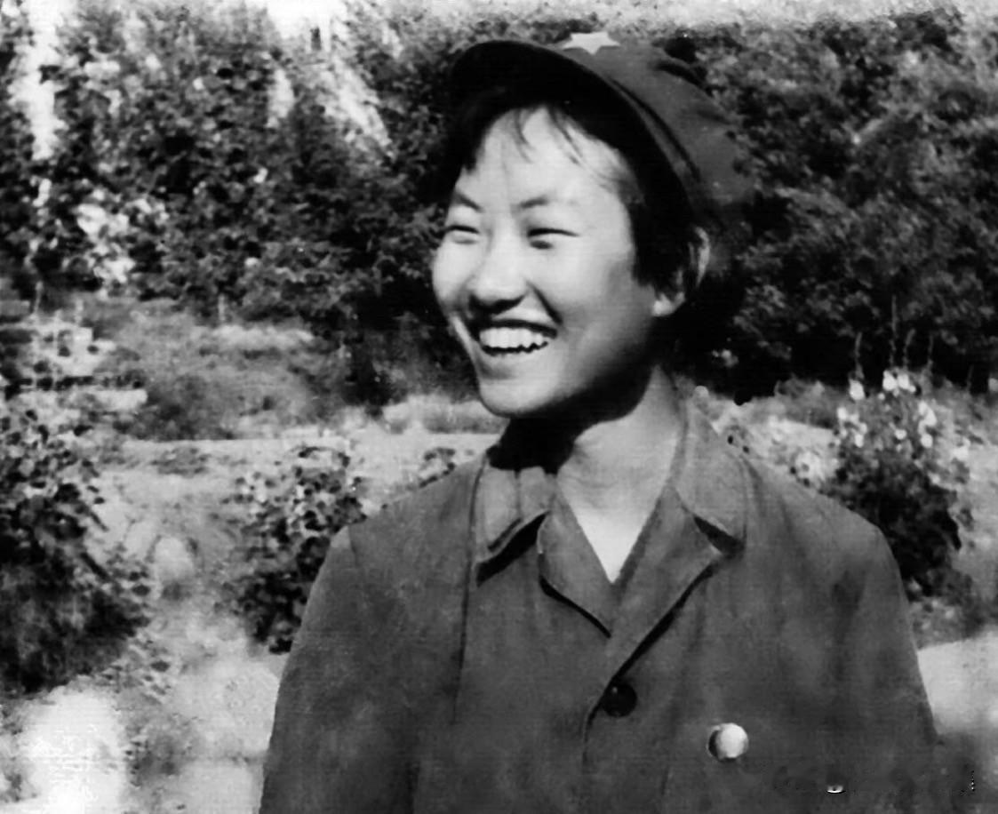 徐小涛（徐向前元帅的女儿）的单人照。徐小涛的丈夫是开国大将徐海东的小儿子徐文连，