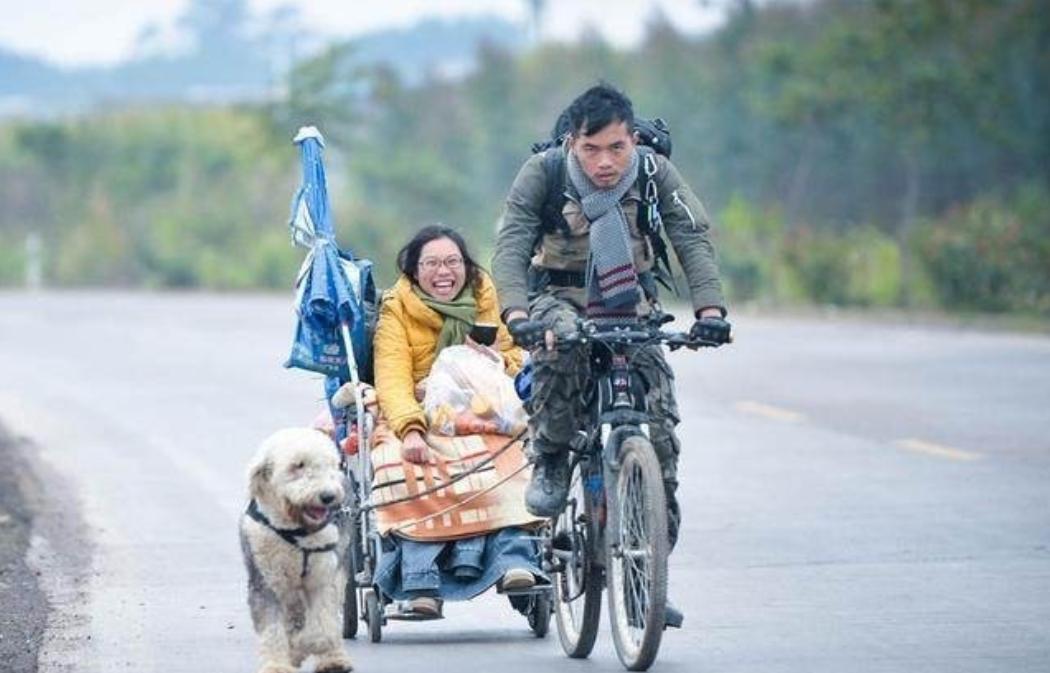 “与其在家等死，不如出去走走。”2015年，广西小伙丁一舟在得知女友得了绝症后，