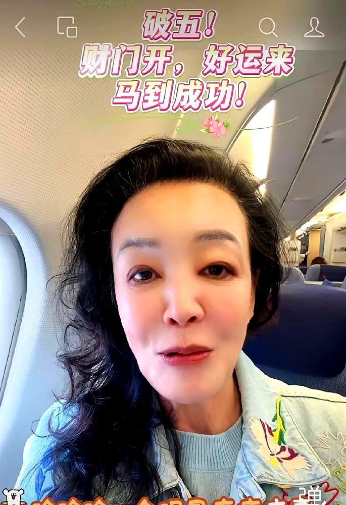 千万珠宝送大S，如今儿媳生娃，张兰两手空空飞台北。刚出院，疱疹还没好利索，