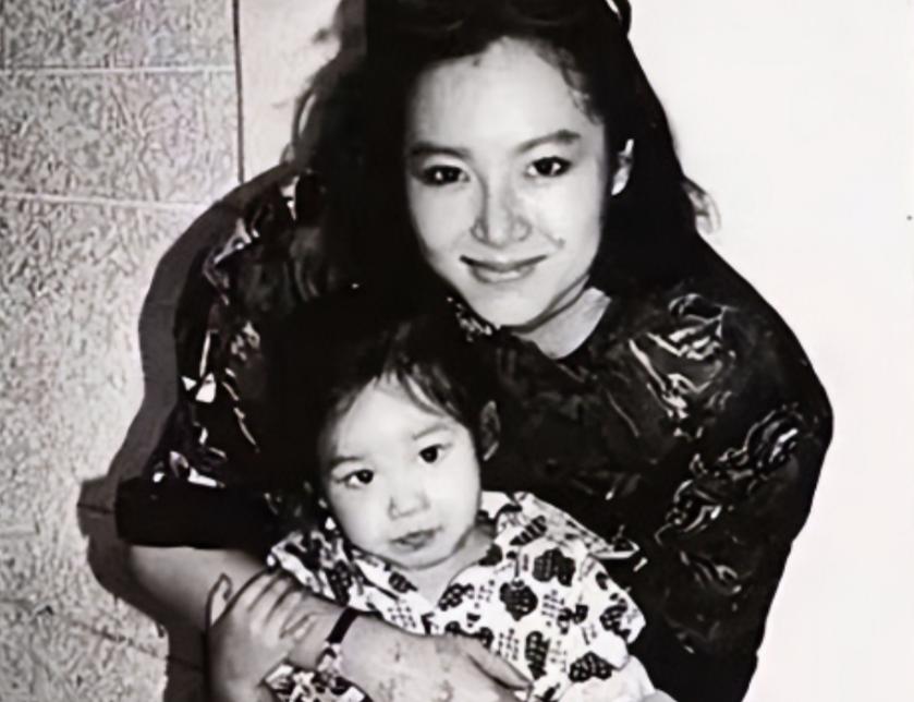 1984年，26岁的恬妞嫁给了印尼富豪，结婚当晚，她才知道老公已经有了一个妻子，