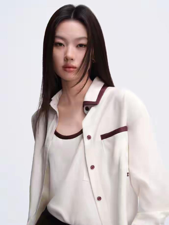  00后歌手天花板！单依纯拿下香奈儿代言，还登《VOGUEMUSIC》创刊封面