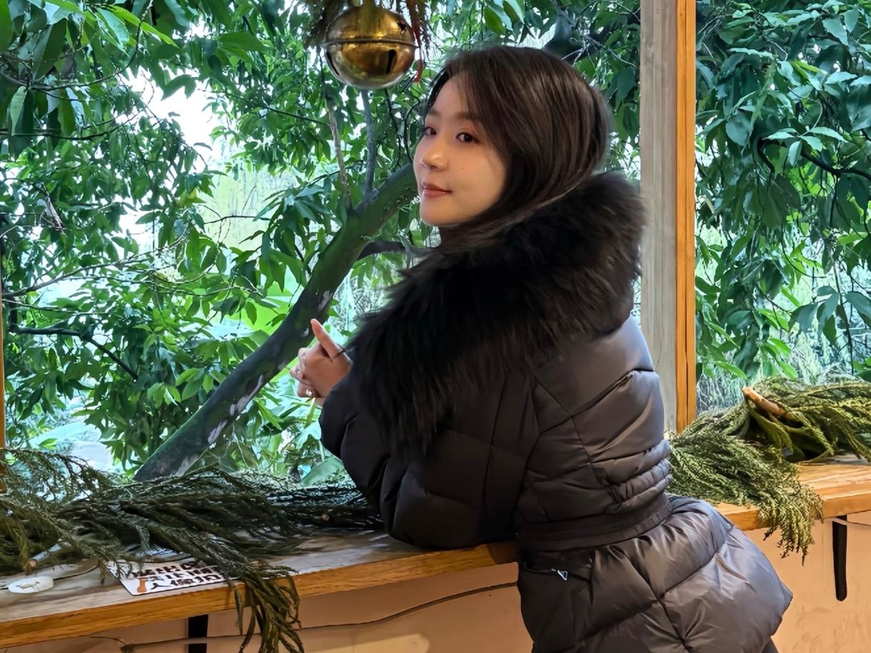 冬日小店的暖光玻璃窗把寒风挡在外面绿植的绿泼了满窗她靠在木吧台边黑羽