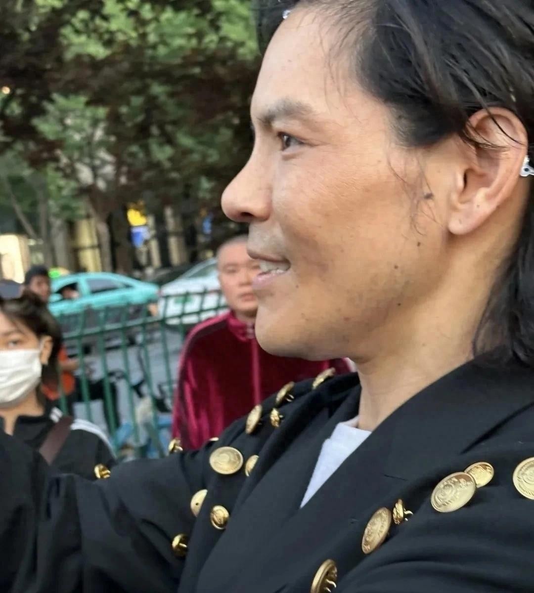 49岁向佐现身杭州街头，头戴小发夹，打扮一言难尽！