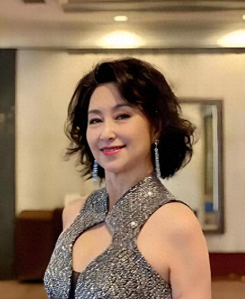 被62岁的何超琼惊艳到了太漂亮了