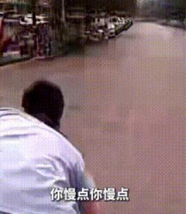 安徽蚌埠，正在执勤的交警突然接到一位男子求助，他说自己开不了车了，交警还以为他生