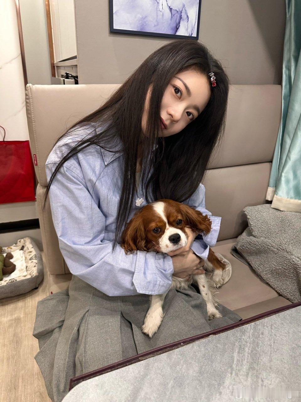 赵今麦晒小狗拿铁赵今麦晒和小狗合照好可爱啊~赵今麦