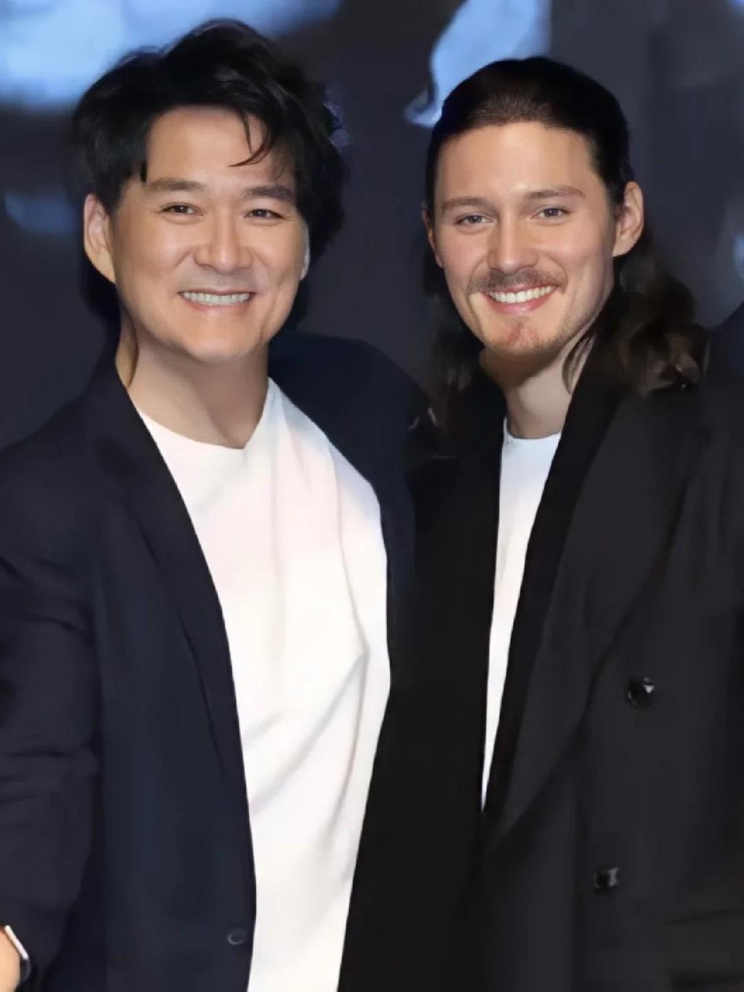 周华健今晚估计睡不着了，他怎么都想不明白，自己一生没有绯闻，居然在65岁的时候