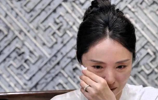 张维伊因与董璇结婚而出名也因在综艺上质问董璇而被更多人知道预告片中张维伊怒目