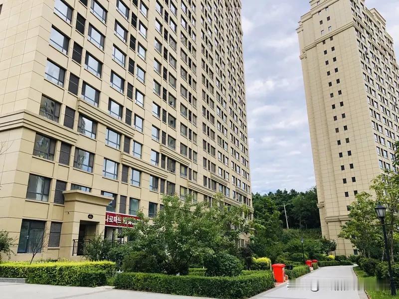 网友说房山二手房价格，长阳、良乡的次新带电梯小区，房价在2-2.2万，普遍为