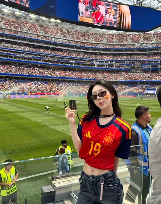中国球迷也太美了吧！喜欢