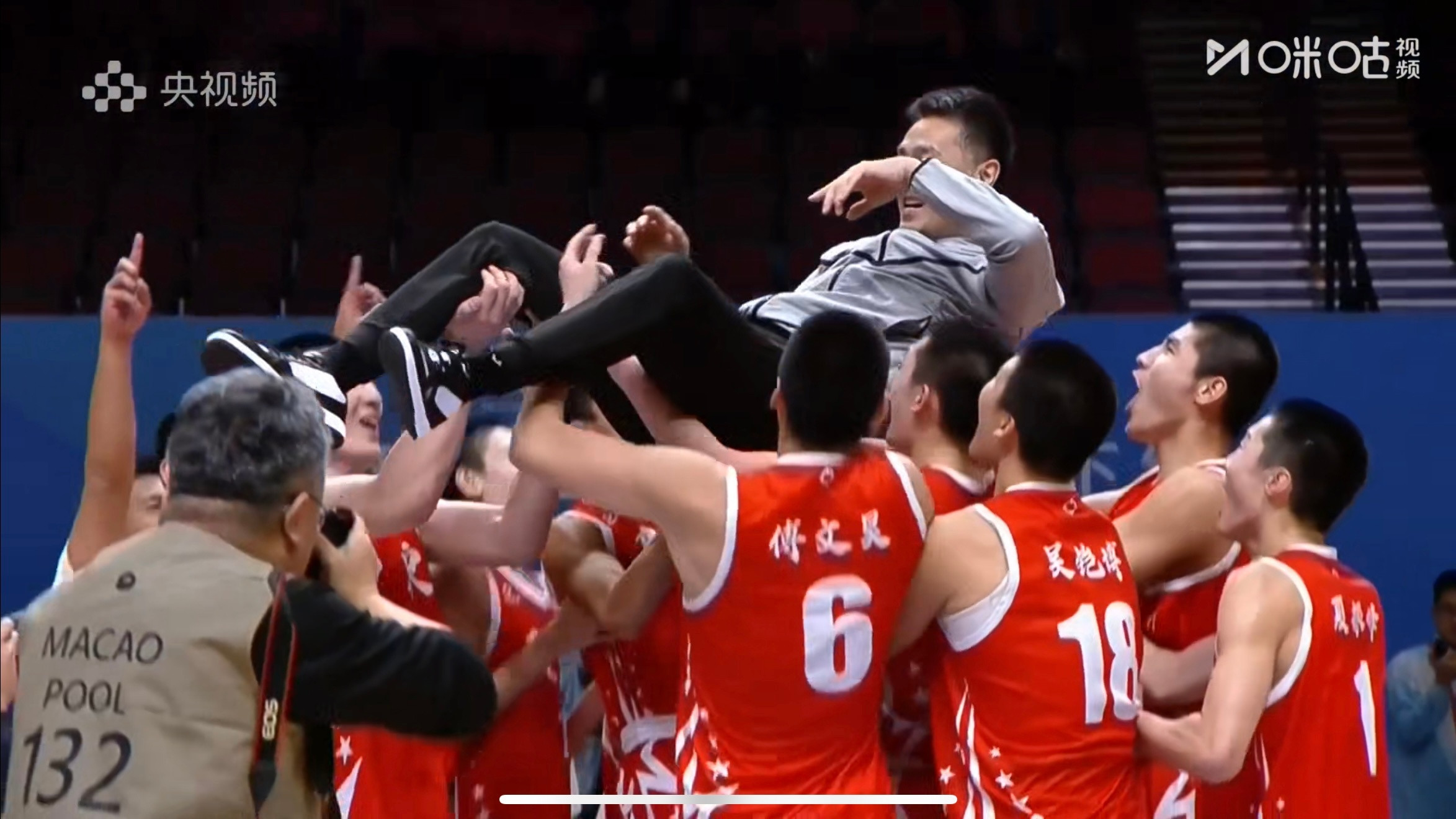 广东U18拿下金牌！比赛赢得够艰难，王洪泽和何文炜全遭遇犯规困扰，不过他们的队友