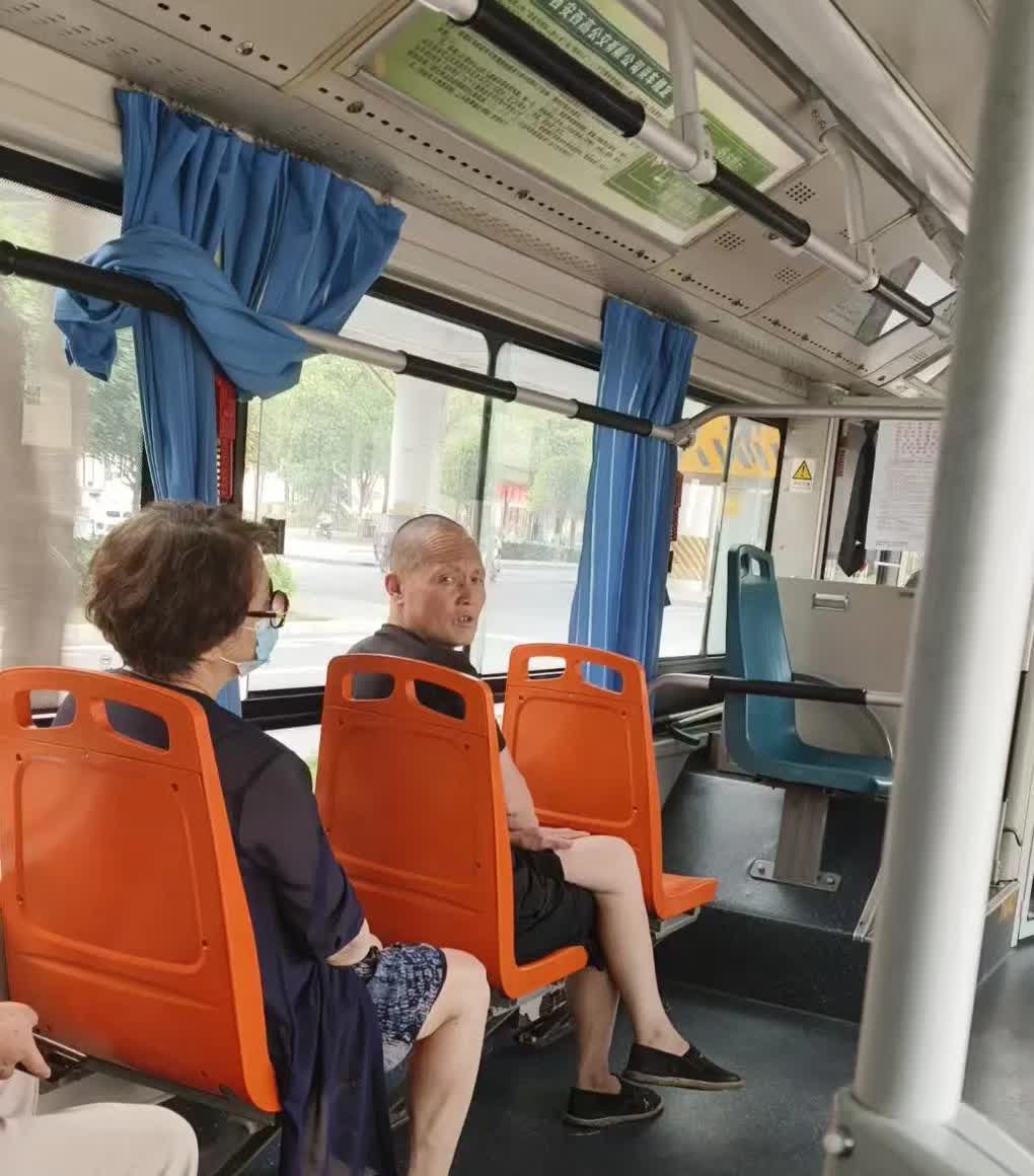 公交车上，碰到一男的，，大约50+岁，上车没刷卡，没交车费，司机说，你没刷卡怎么