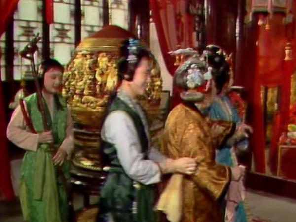 让鸳鸯照顾黛玉，就是害鸳鸯吗？是的。王熙凤说过：“如今说因为袭人是宝兄弟的人，