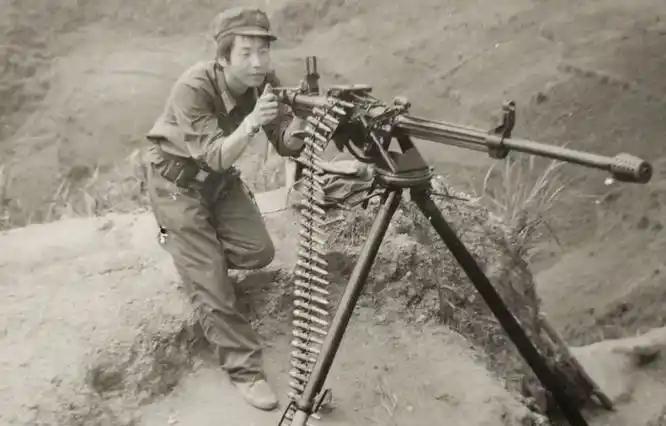 老山那地方，雾大、林密、坡陡，越军躲在石头洞里打枪，我们步枪子弹飞过去，咚一声就