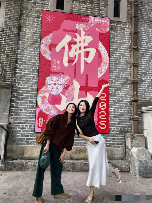 高圆圆，165cm，和友人合影一对比，看着脚上的鞋有点热，你们看看是不是呢？
