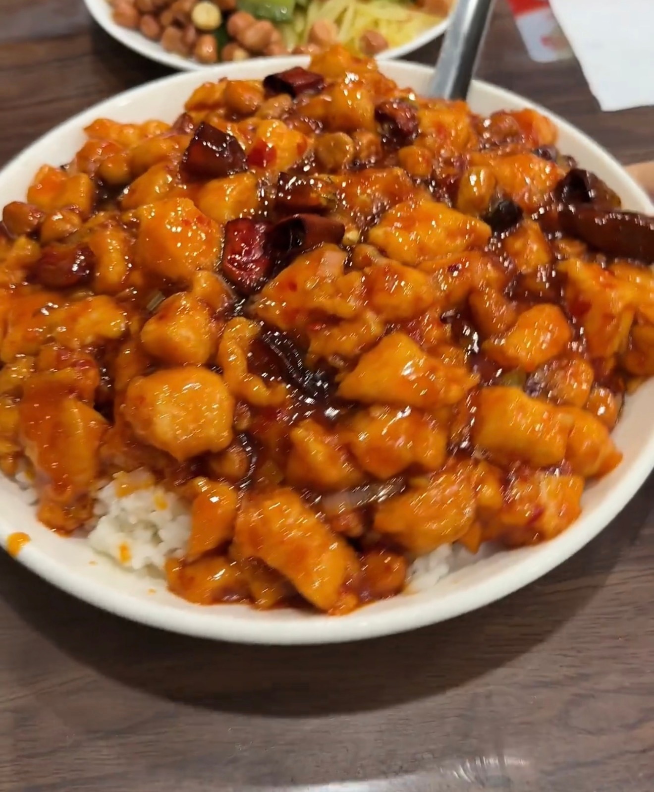 宫保鸡丁不同饭馆做出来明显差异的主要原因还不是调料，而是鸡肉，有的你一吃，就会发