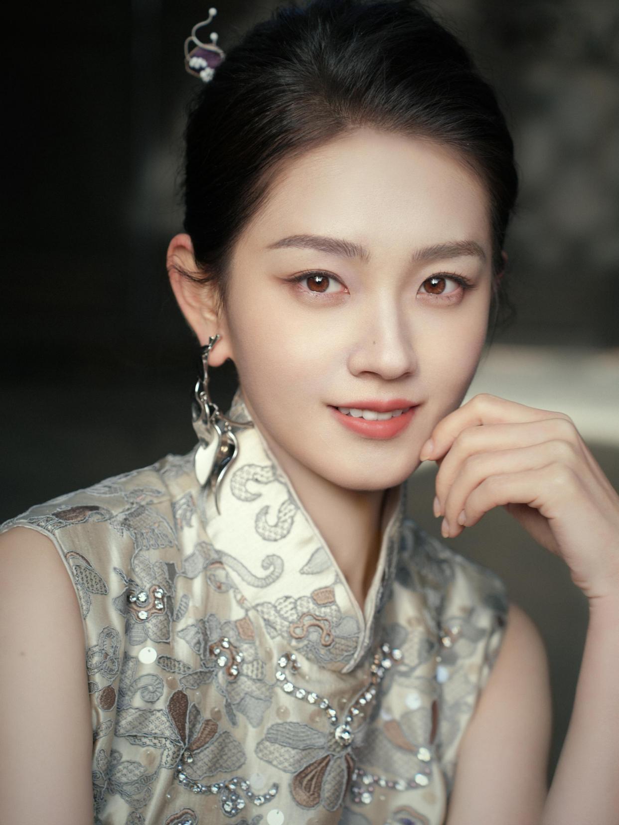 短剧顶流郭宇欣跟经纪公司闹翻了，这瓜越扒越有意思。公司声明里信誓旦旦说签了十年独家约，结果一查工商年