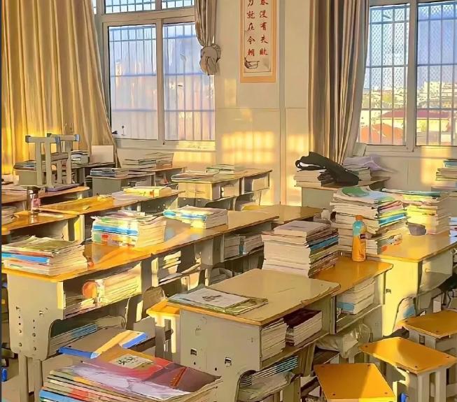 教育部这一刀下去，最难受的不是学校，也不是家长，而是那些靠“分班焦虑”割韭菜的人