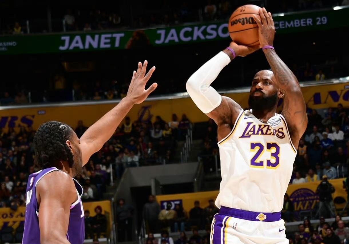 詹姆斯今天打出了职业生涯投篮命中率第三高的比赛：✅2013年2月4日，热火9