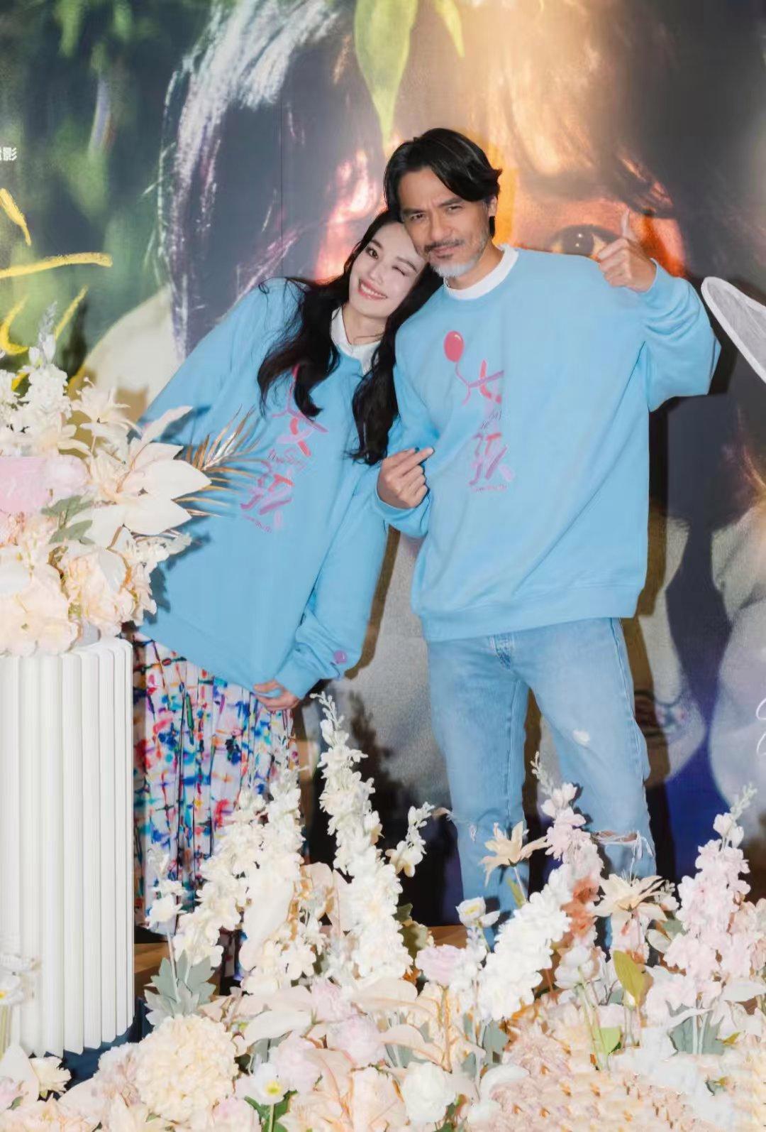 真是看不出来，舒淇只比冯德伦小2岁！舒淇和老公冯德伦一起出席自己电影的发布会，4