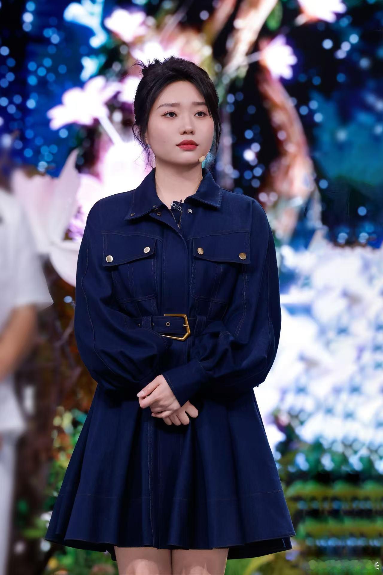 李雪琴东北爆款野生代言自带笑点与亲和力的李雪琴，把东北人的爽朗展现得淋漓尽致，顺
