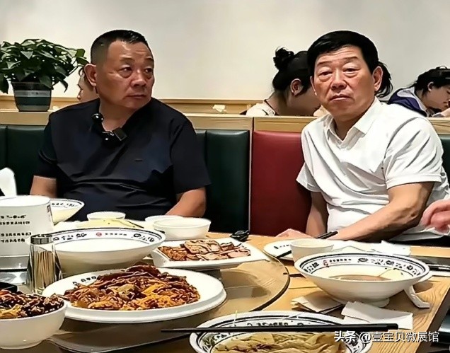 于东来与魏建军聚餐，无酒无盛宴，这才是企业家的本心！从照片能看到，于东来和魏建军两人聚餐，桌上没有美