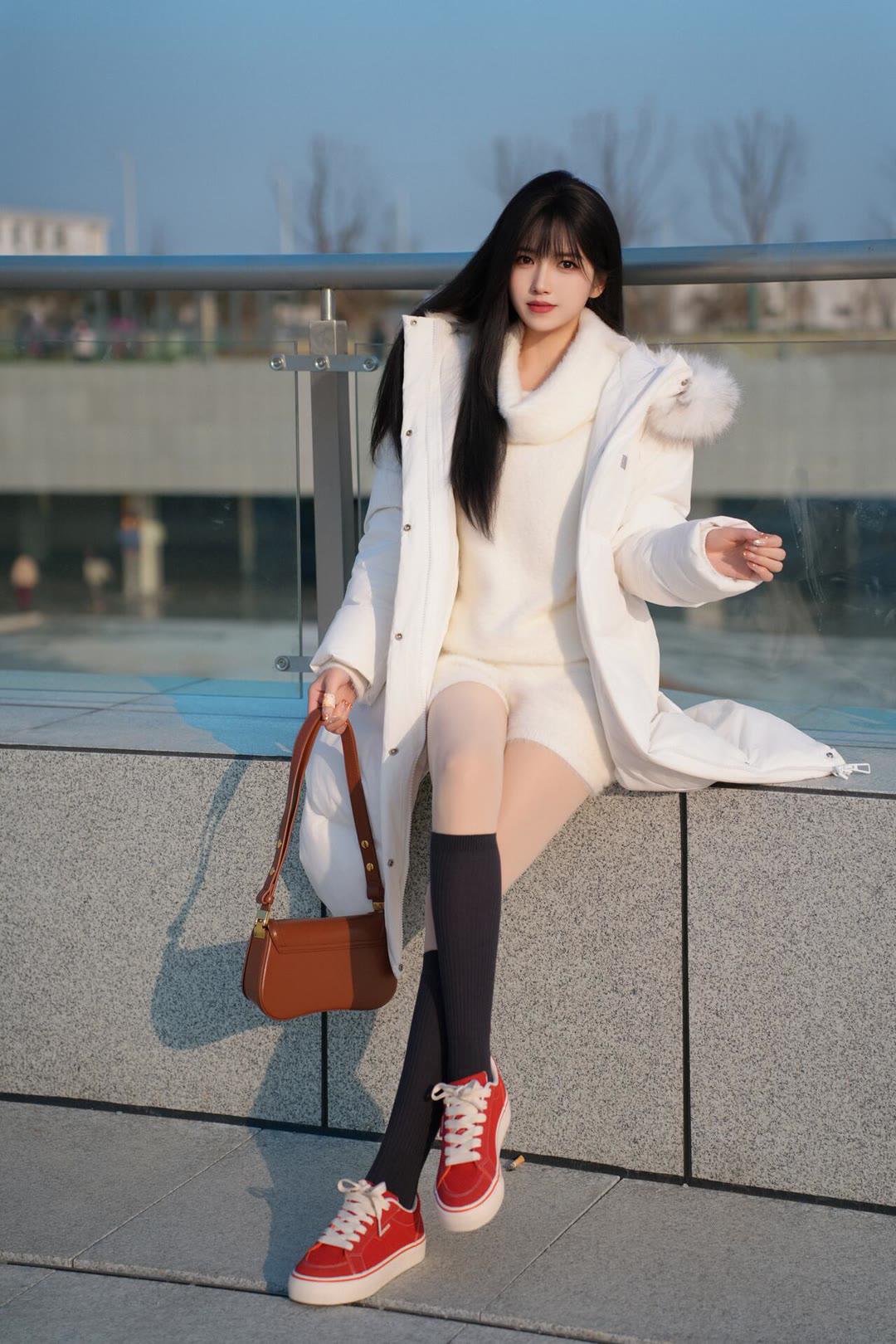 宝子们！今天这套全白系冬日穿搭直接杀疯，纯欲感拉满还巨显高级✨\n奶乎乎的长款白