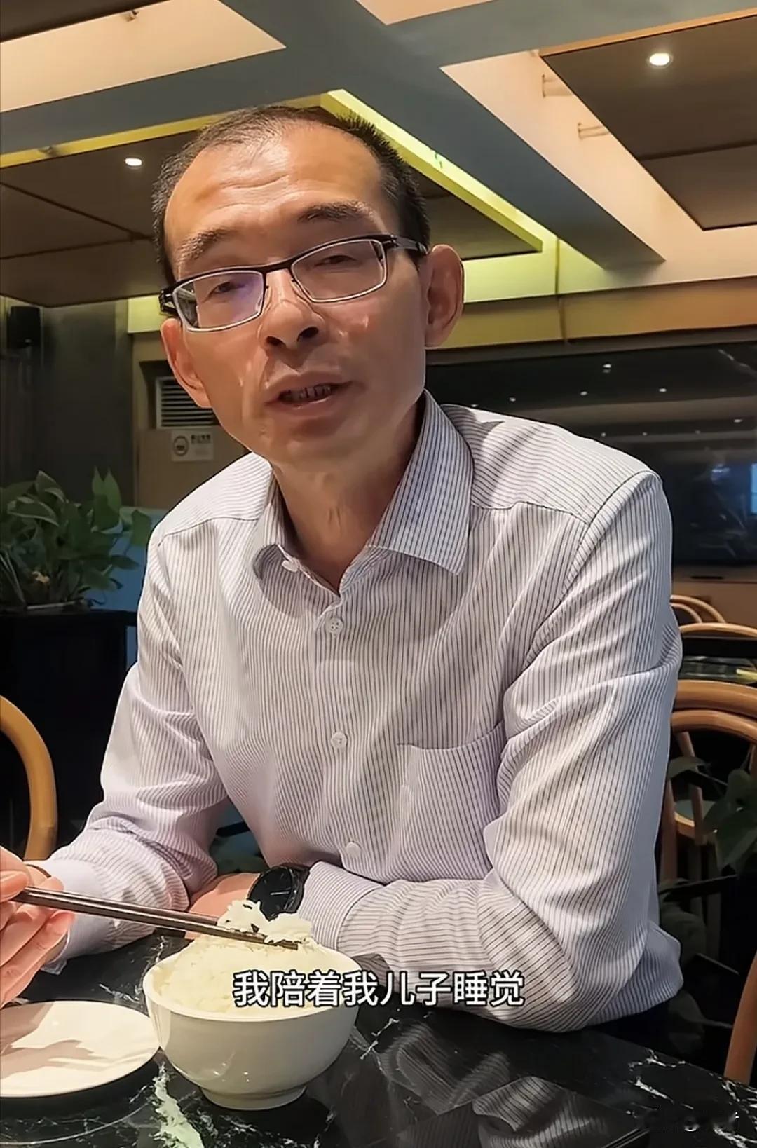 现在深圳最幸福的人，是谢爸，和儿子认亲后，几乎24小时粘着儿子，谢爸说，太兴