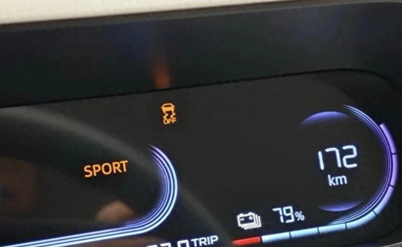 刚提车那会儿，我也是一上车就把不认识的全关掉。直到4S店那个修了15年车的老师傅