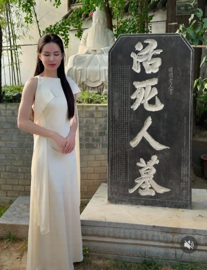 冻龄女神李若彤一身白裙打卡活死人墓，又一次刷屏了。60岁的她头发又黑又顺滑