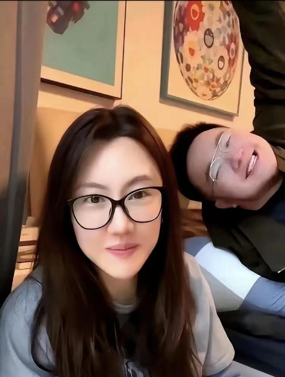 血缘？生意！英如镝的“独立宣言”，恰恰成了英达“迟来父爱”的最佳注脚。巴图