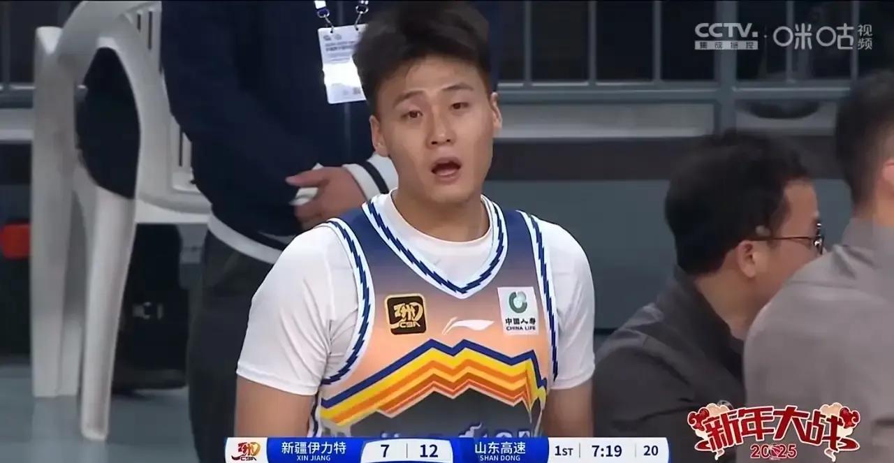新疆球迷忍无可忍，强烈要求交易赵睿！近日，网络上出现一股强烈的呼声，新疆