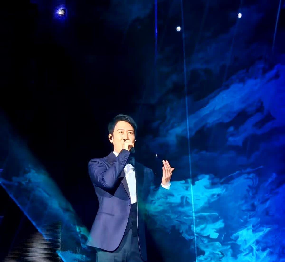 黎明啊黎明，真没法说你，你是四大天王啊，演唱会上，你不好好唱歌，却跟大家