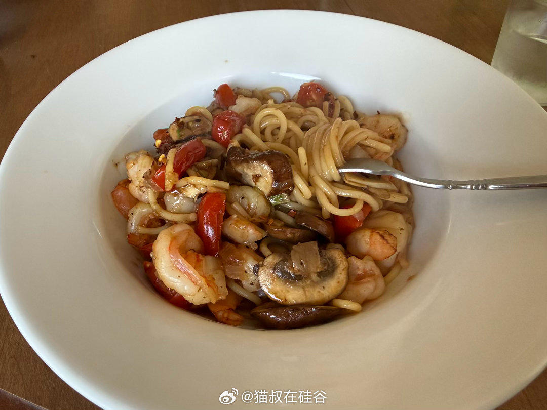 今天晚饭，大虾蘑菇番茄意面。看着油润，其实是加了煮面水。我和娃一人一盘，平分一下
