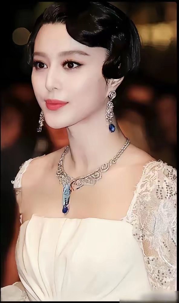 内娱红毯的“艳压”有多狠？提前放话要碾压杨幂，结果自己脸都僵了。就3月那场红毯，