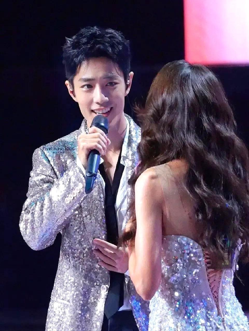 舒淇把奖杯塞进肖战掌心那秒，镜头扫过——他指节发白，她眼尾发红。十年前她一句“