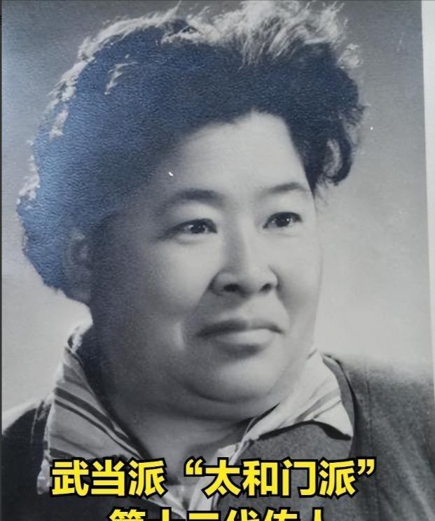 1935年，土匪黑七提出要与红军单挑，何子友去迎战，她对黑七说：“比武如果我赢了