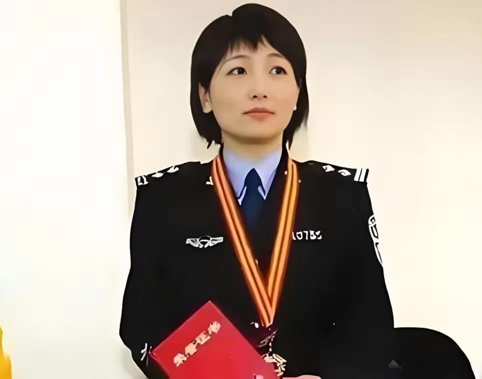 曾经风光无限、被称作“女神探”的聂海芬，靠着张氏叔侄案站上荣誉顶峰，最终也因这起