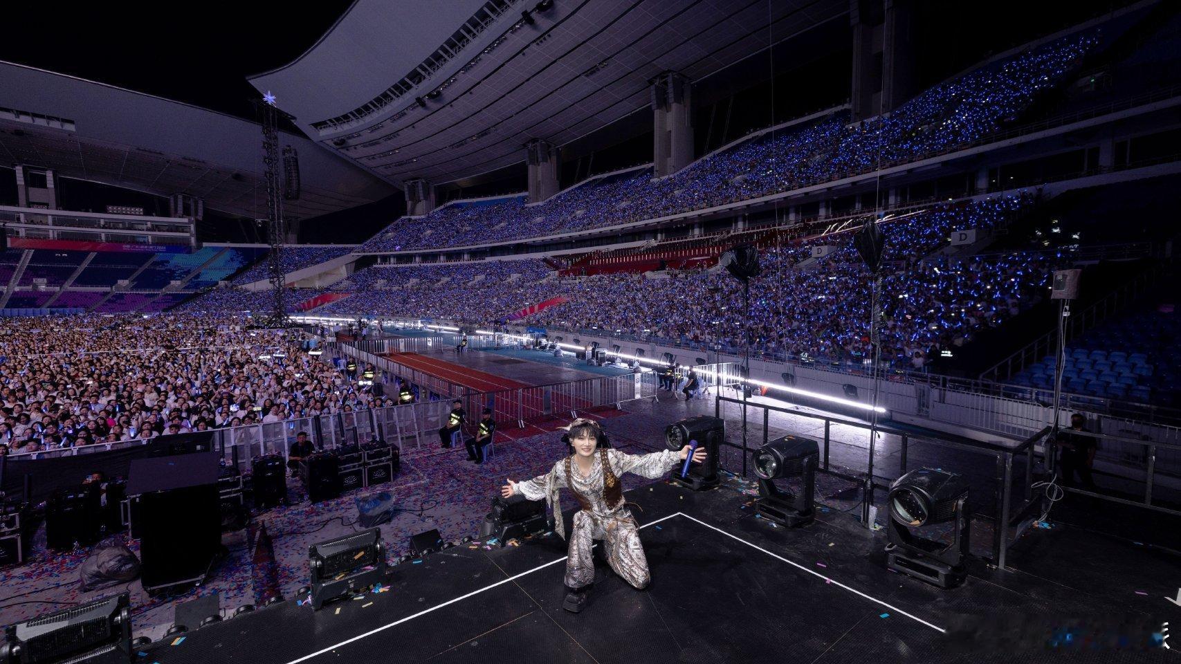 周深第一次来到广州体育场唱歌周深的舞台从布的变成铁的六年等待，终于在广州体育场与