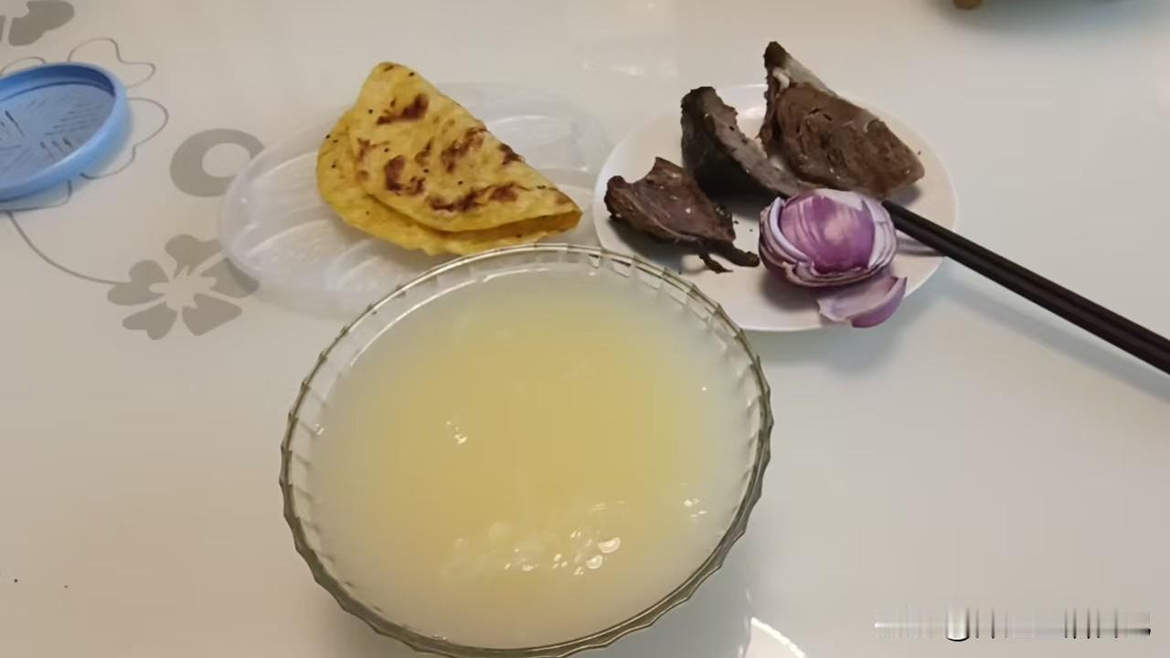 昨天晚上都八点半了，老公又在家人群里晒他的晚餐。这么晚了，还吃三块牛肉，一大碗