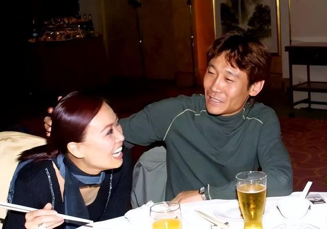 2004年，那英豪掷4000万开了一家酒吧。一天晚上，一个煤老板喝得大醉