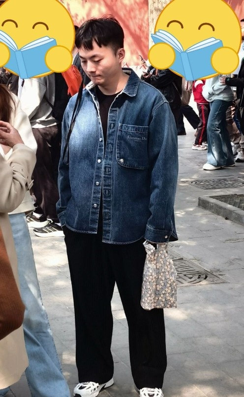 彻底告别电竞了？网友分享照片：在街头偶遇Light，面部表情低迷近日网友晒出照片