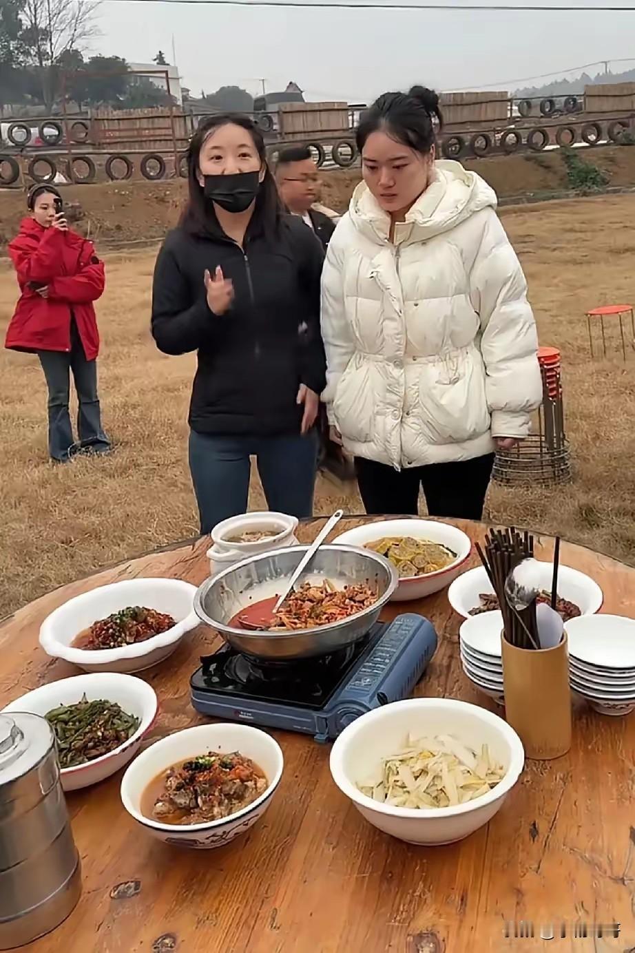 这次，轮到珍妮愣了！原本接手的刨猪饭准备妥当，正有序推进，突然又出岔子。珍妮