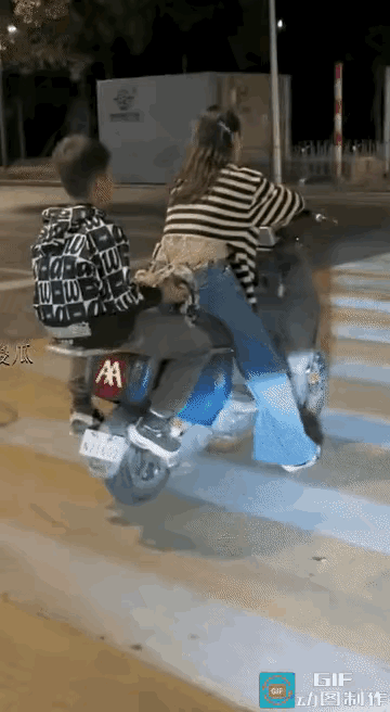 小孩哥回去，肯定会被他的姐姐一顿爱的输出。