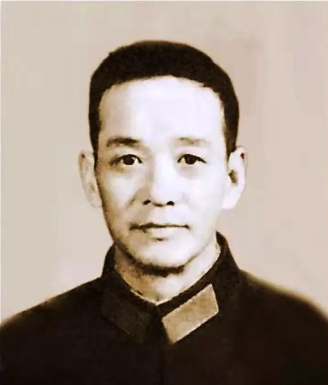 1937年，陈昌浩的警卫员手拄木棍，蹚水过河，突然被马家军骑兵发现。好在，敌人