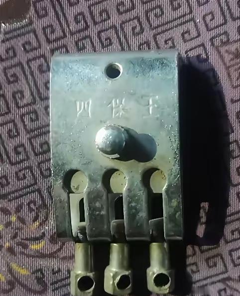 我翻出个怪东西，谁认识啊？家人们谁懂啊！我收拾东西翻出个老物件，看着像金属做的