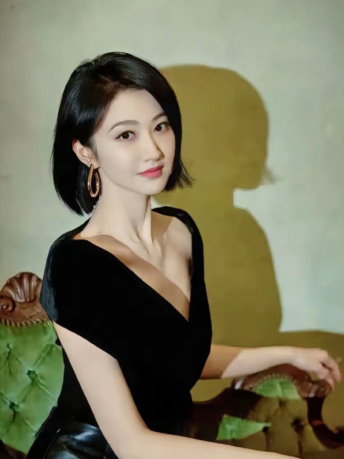 景甜短发配黑裙惊艳全场，明艳气质如影随形，美得让人移不开眼！​​​