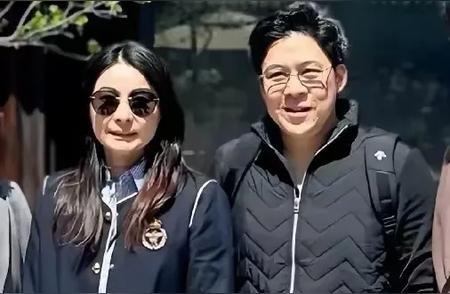 43岁郭晶晶出游引关注，低调出镜却难掩憔悴家人们！娱乐圈和体育圈又整出大动静啦